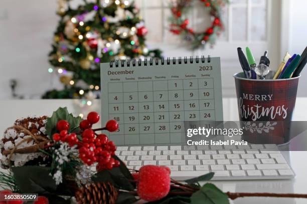 december calendar on desk - focus table reunion affaires flou plan rapproché photos et images de collection