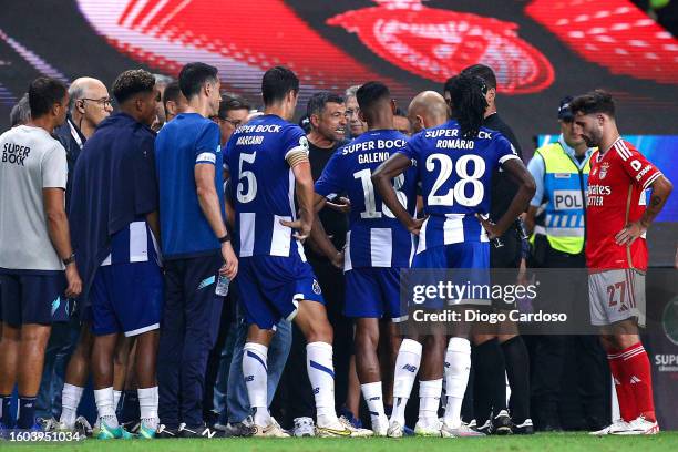Head Coach Sergio Conceicao of FC Porto and Referee Luis Godinho argue during the Supercopa de Portugal match between SL Benfica and FC Porto at...