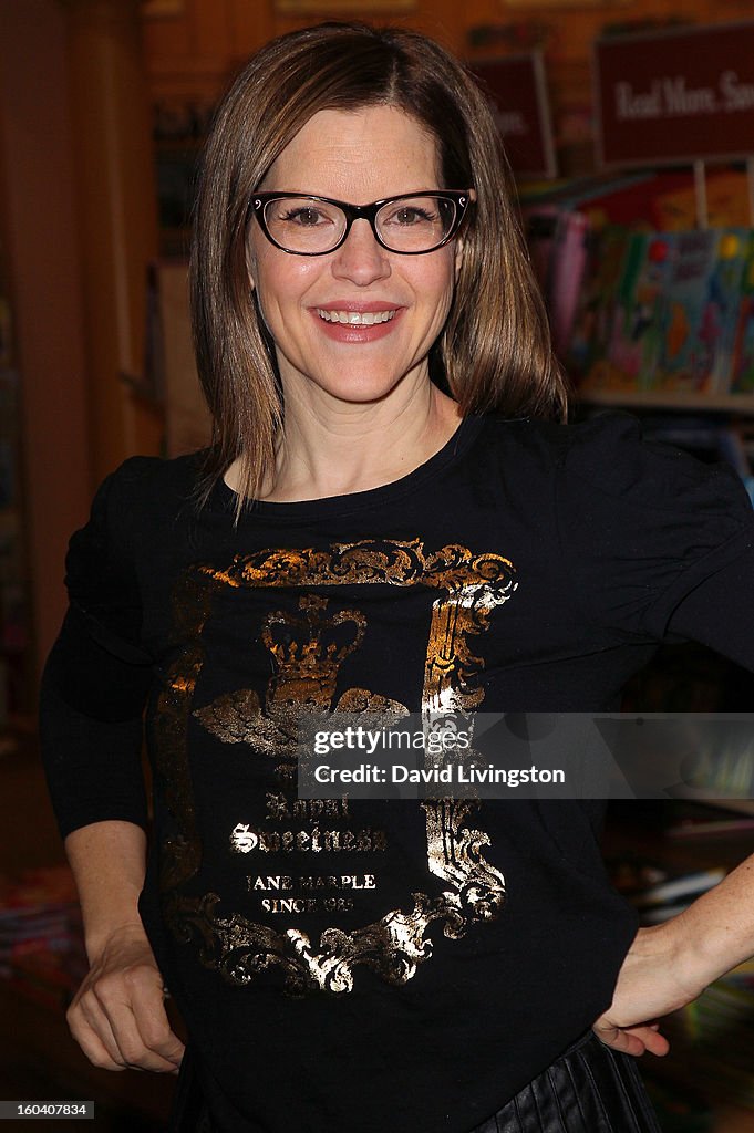 Lisa Loeb CD Signing And Performance For Her New CD "No Fairy Tale"