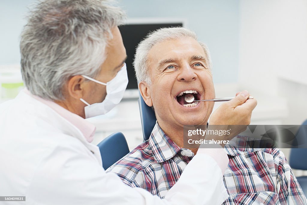 Homem sênior no Dentista