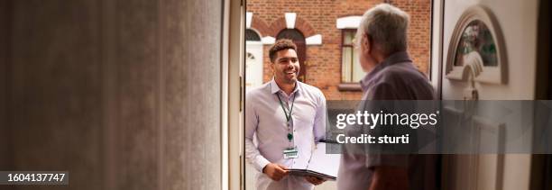 housing officer visiting tenant - assistente social imagens e fotografias de stock