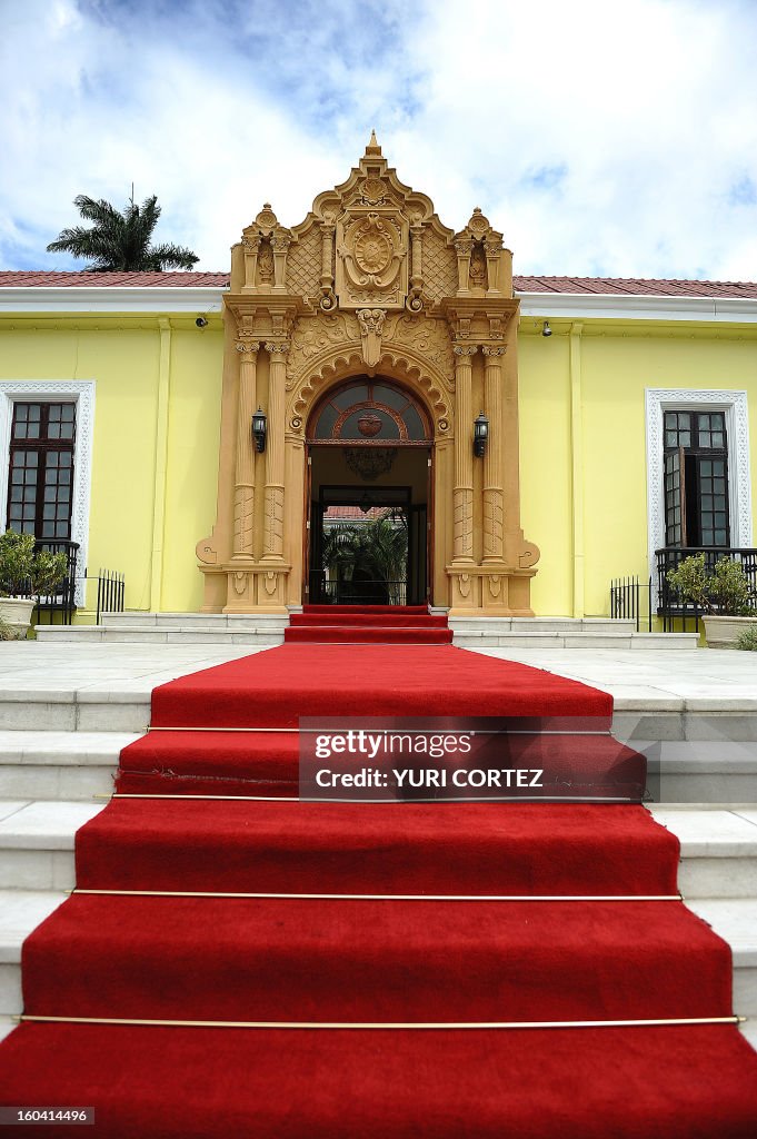 COSTA RICA-THEME-LANDMARK-YELLOW HOUSE