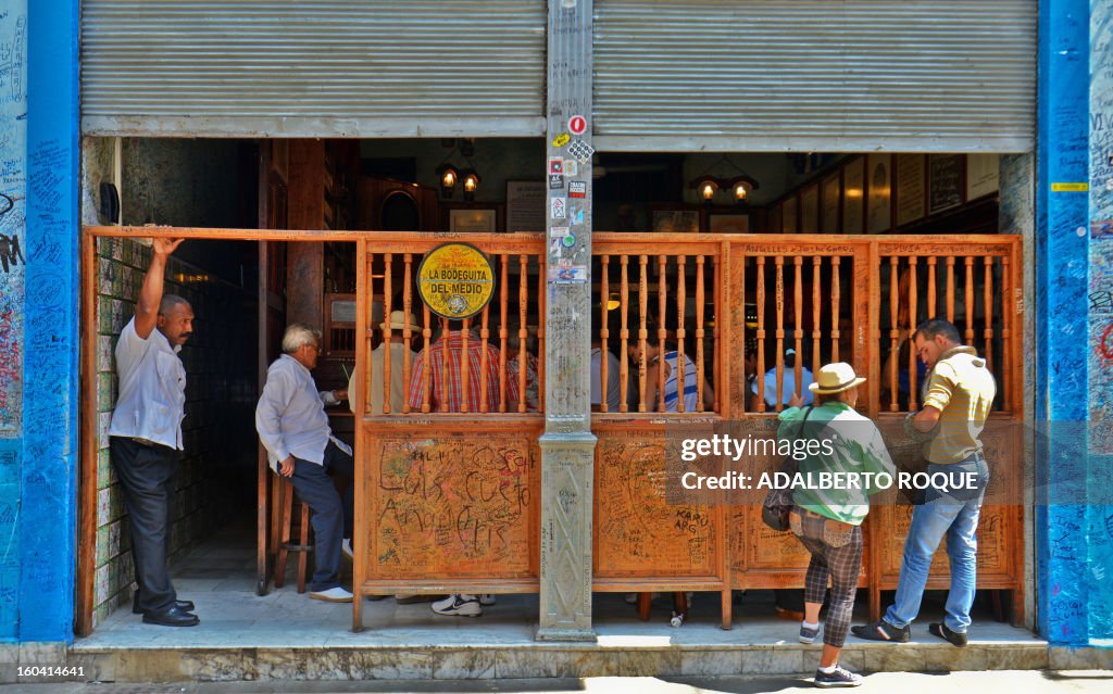 CUBA-TOURISM-CULTURE-BAR-BODEGUITA DEL MEDIO