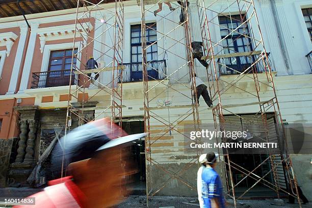 Obreros restauran parte de la fachada de varias casas de estilo colonial de la calle Cuenca del centro colonial de la ciudad de Quito, el 14 de julio...