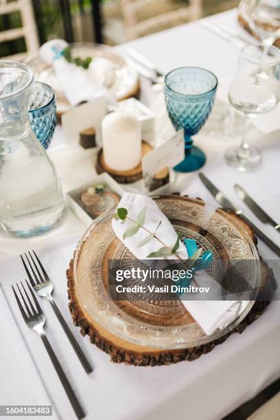 hochzeitsdekoration mit frischen blumen für einen besonderen anlass. tischdekoration für die hochzeit. - festmahl stock-fotos und bilder