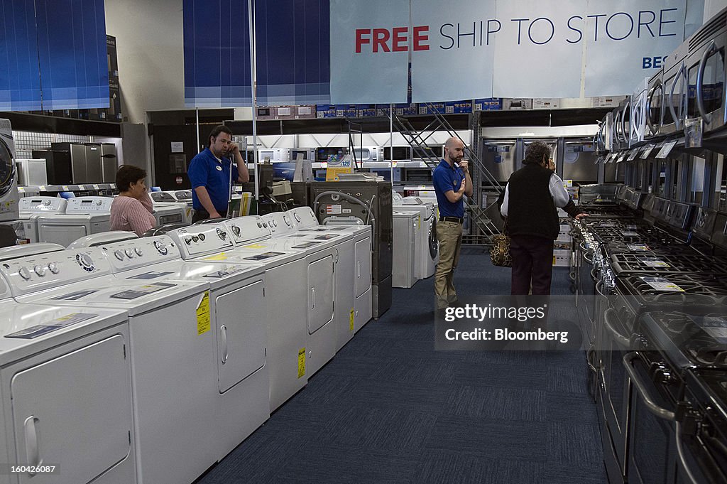 Consumer Spending in U.S. Rose in December as Incomes Surged