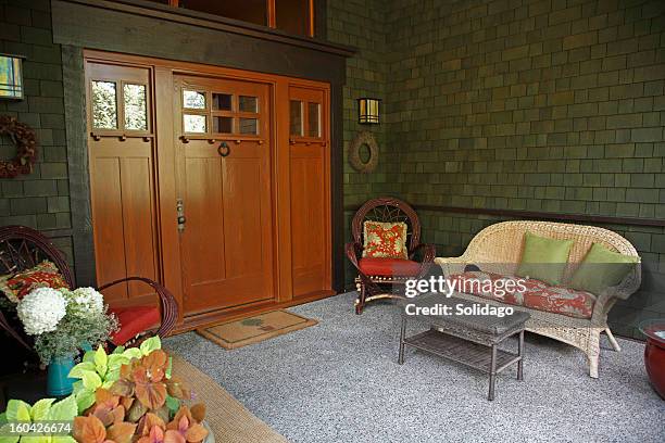 komfortable wohnzimmer auf der veranda - porch stock-fotos und bilder