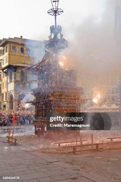 "scoppio del carro" on easter sunday - italian easter 個照片及圖片檔