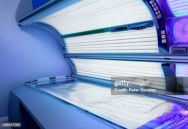 empty sunbed switched on - gebruind stockfoto's en -beelden