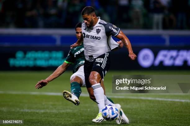 Murilo of Palmeiras challenges for the ball with Hulk of Atletico Mineiro during a Copa CONMEBOL Libertadores 2023 round of sixteen second leg match...