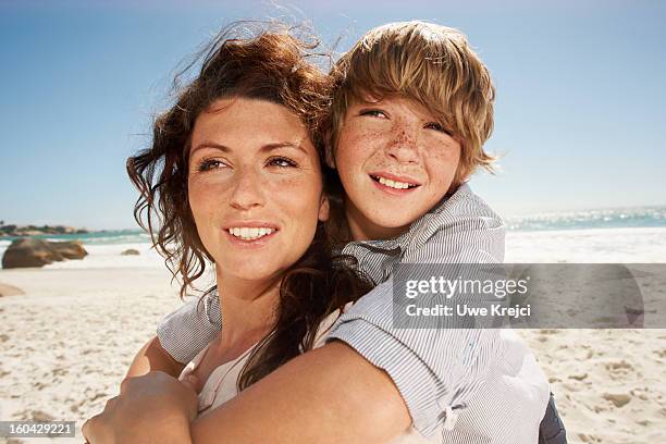 boy (8 -10 years) hugging his mother, close up - 10 11 years 個照片及圖片檔