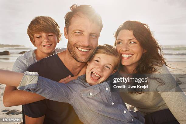 portrait of family outdoors, close up - portrait beach stockfoto's en -beelden