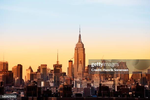 skyline of new york with empire state - new york state stockfoto's en -beelden