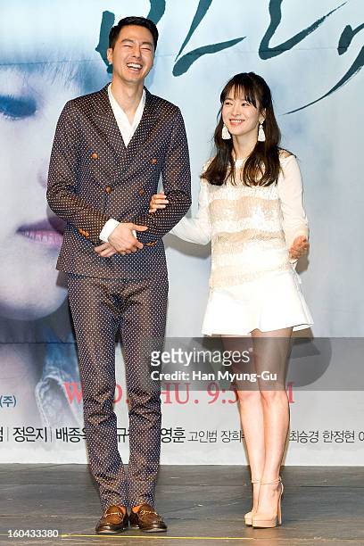 South Korean actors Zo In-Sung and Song Hye-Kyo attend the SBS Drama 'Baramibunda' press conference at Blue Square Samsung Card Hall on January 31,...