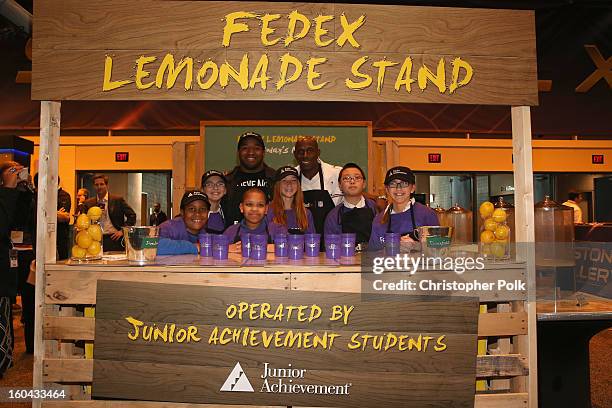 FedEx enlisted Washington Redskins running back Alfred Morris and Green Bay Packers wide receiver Donald Driver to run a lemonade stand with Junior...
