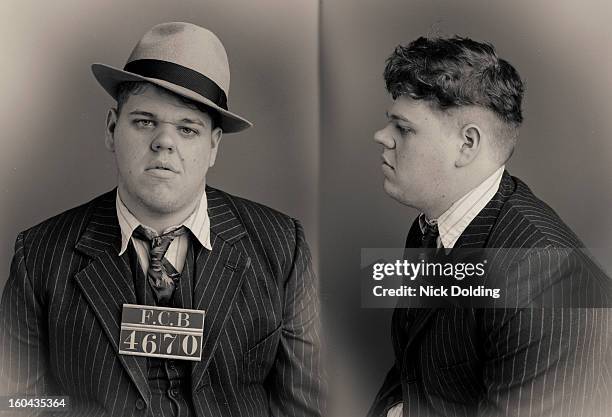 baby face wanted mugshot - mugshot stockfoto's en -beelden