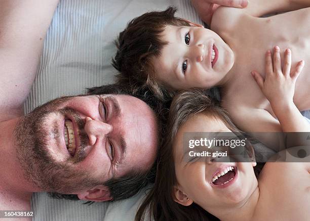 la familia feliz - familia feliz stockfoto's en -beelden