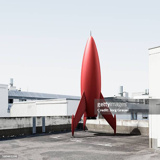 rocket in parking lot - space travel vehicle stockfoto's en -beelden
