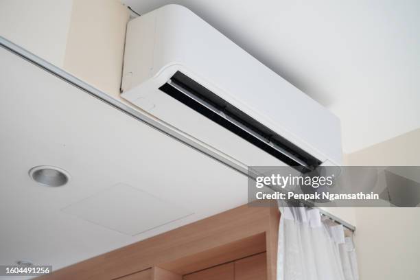 wall hung air conditioner - klimaanlage stock-fotos und bilder