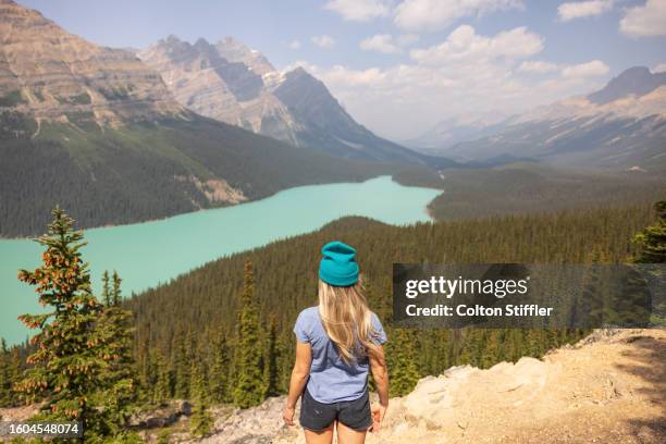 peyto lake - canadese rocky mountains stockfoto's en -beelden