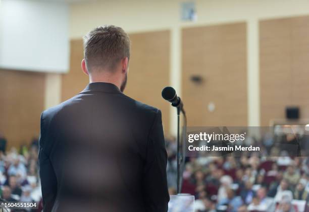 man speaker in front of big audience - live event business stock pictures, royalty-free photos & images