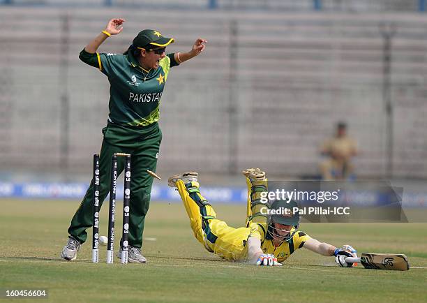 Rachael Haynes of Australia gets run out by pakistan captain Sana Mir during the second match of ICC Womens World Cup between Australia and Pakistan,...