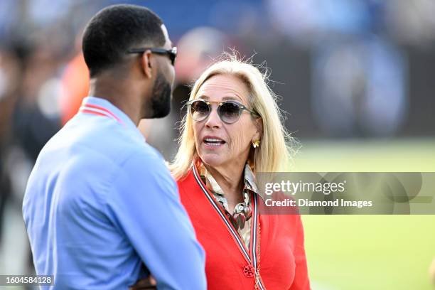 Managing and principal partner Dee Haslam of the Cleveland Browns talks with executive vice president/football operations & general manager Andrew...