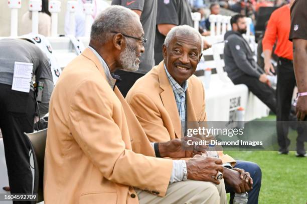 Hall of Fame wide receiver Paul Warfield talks with Hall of Fame linebacker Bobby Bell prior to the 2023 Pro Hall of Fame Game between the New York...