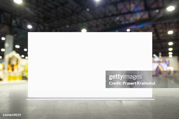 empty billboard standing - pannello di controllo foto e immagini stock