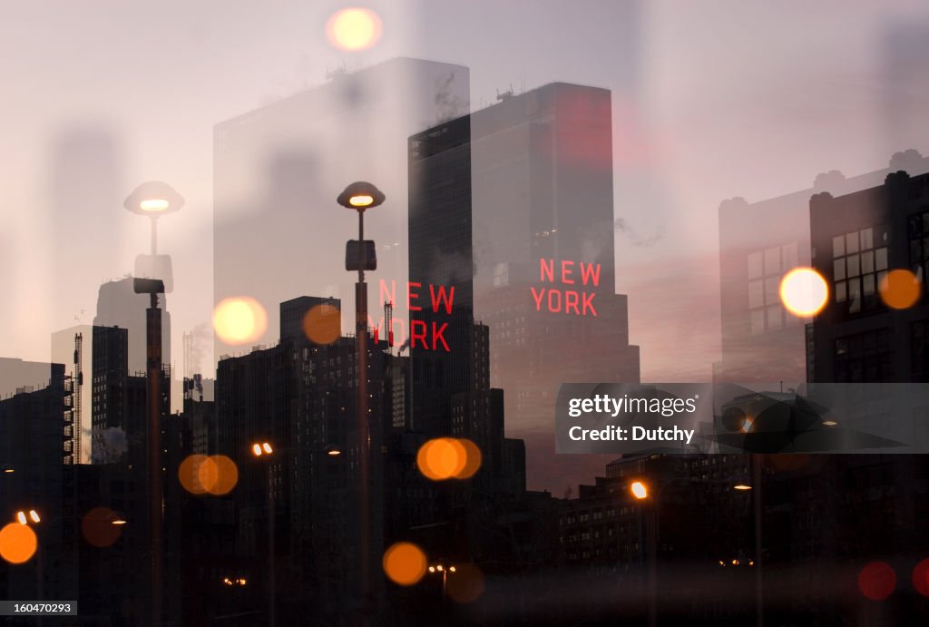 Múltiplas exposições de grandes edifícios em Midtown Manhattan, ao amanhecer