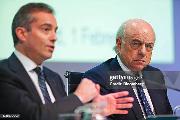 Angel Cano, president and chief operating officer of Banco Bilbao Vizcaya Argentaria SA , left, gestures as Francisco Gonzalez, chairman of Banco...