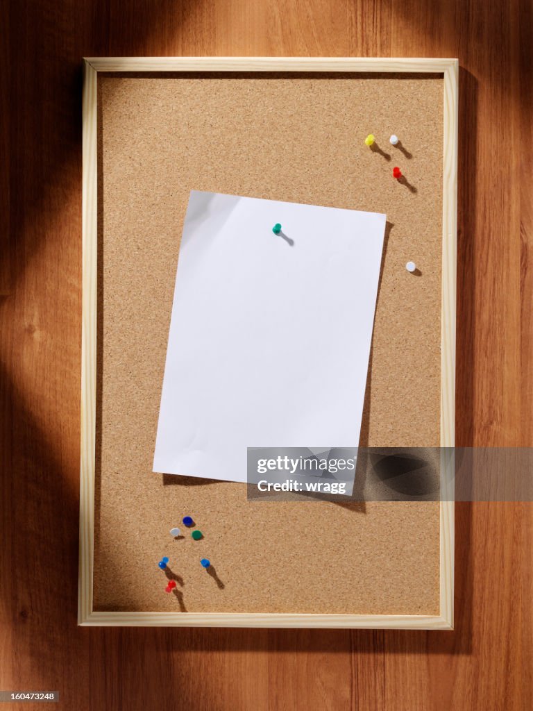Cork de placa de papel en blanco