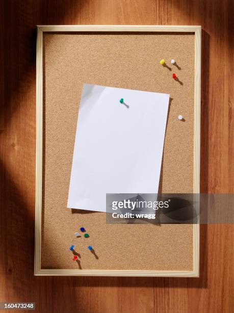 cork de placa de papel en blanco - tablón de anuncios fotografías e imágenes de stock