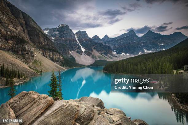 moraine lake of banff national park - moraine lake stock-fotos und bilder