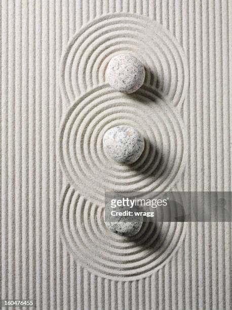 tres zen piedras y círculos - triple fotografías e imágenes de stock
