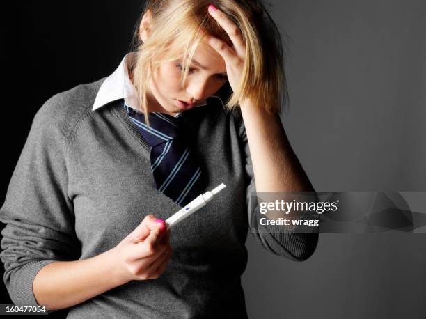 embarazo en la escuela - embarazo de adolescente fotografías e imágenes de stock