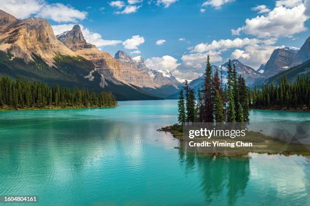 spirit island of maligne lake - maligne lake stock pictures, royalty-free photos & images