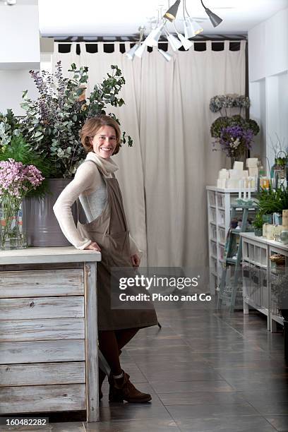 florist smiling in flower shop - cnglbus259choicedecisionsfresnessvariation stock pictures, royalty-free photos & images
