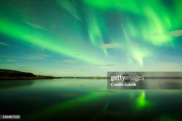 aurora boreale in islanda - aurora polare foto e immagini stock