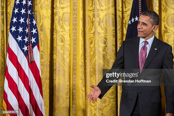 Obama Rasing His Hand 8,363 Obama Shakes Hands Stock Photos, High-Res Pictures, and Images ...