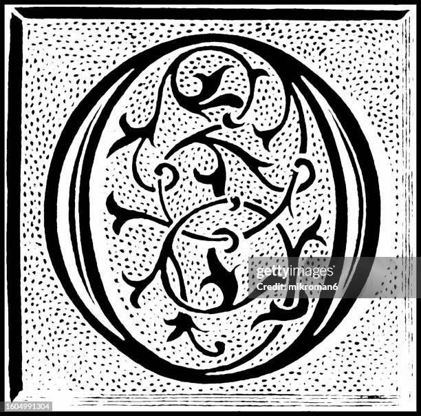 old engraved illustration of letter o, decorative ornament - o stockfoto's en -beelden