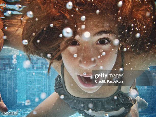 niña debajo del agua - debajo del agua stockfoto's en -beelden
