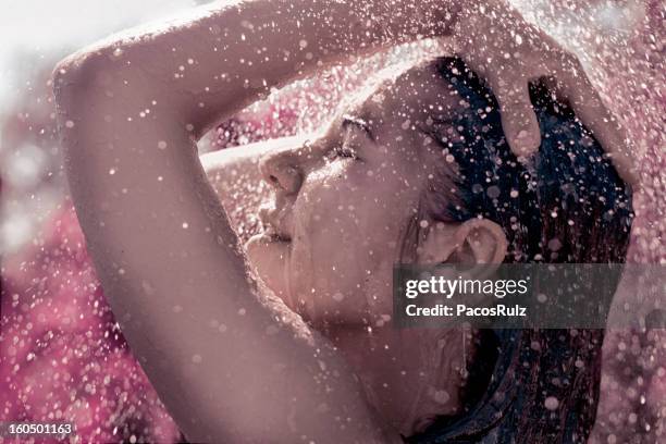 chica en la ducha - ducha stock pictures, royalty-free photos & images