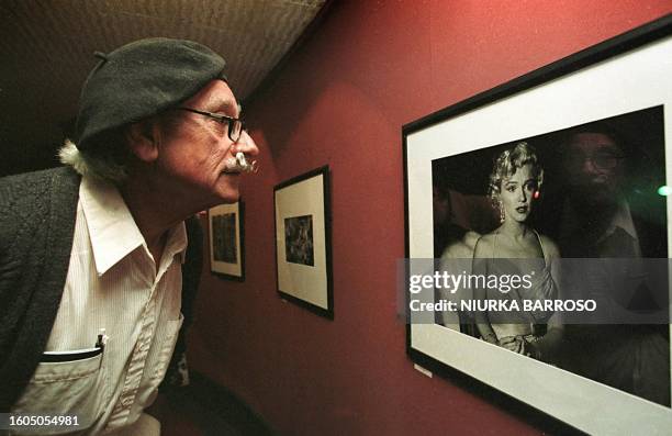 Man looks at a photograph of actress Marylin Monroe, taken in 1953 by Phil Stern and on exhibit in Havana 03 December 1999. Un anciano observa un...