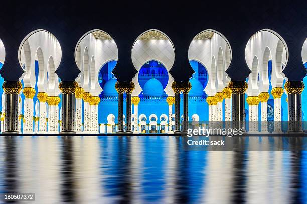 beauty of symmetry at grand mosque abu dhabi - abu dhabi stock pictures, royalty-free photos & images