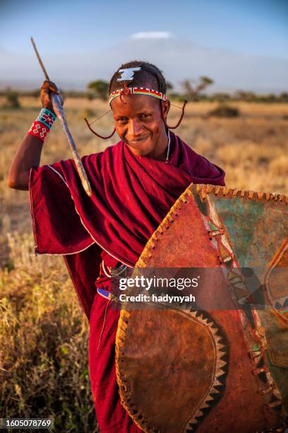 krieger aus maasai-stamm, kilimandscharo auf dem hintergrund, kenia, afrika - amboseli nationalpark stock-fotos und bilder