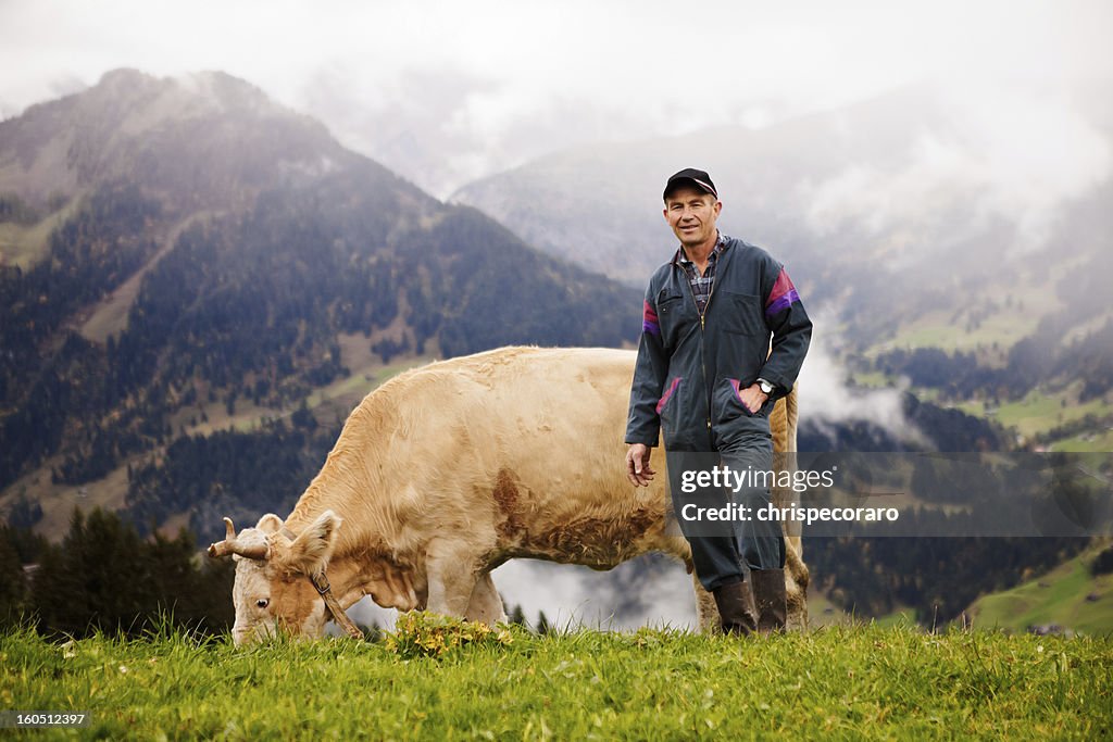 Suíça agricultor e o seu prémio de leite de vaca
