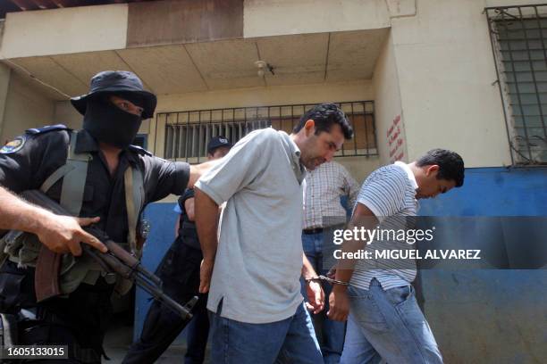 Two alleged members of the Mexican Sinaloa Cartel are escorted by Nicaraguan policemen 16 April 2007 in Tipitapa town, 23 km east of Managua, after...