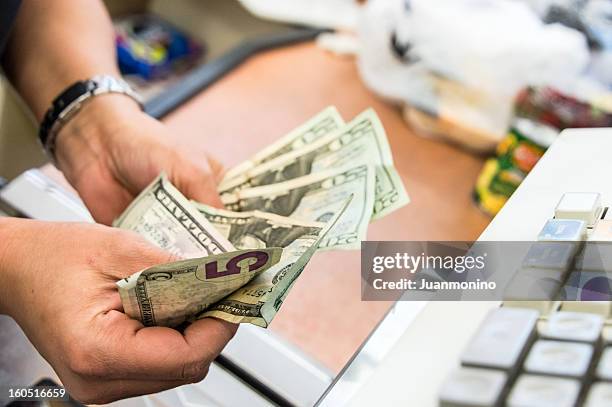 store cashier counting the cash - us paper currency stockfoto's en -beelden