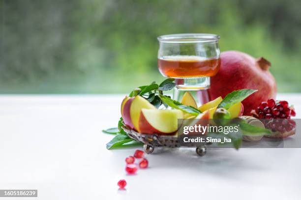 concepto de rosh hashaná (año nuevo judío día de fiesta) - rosh hashaná fotografías e imágenes de stock